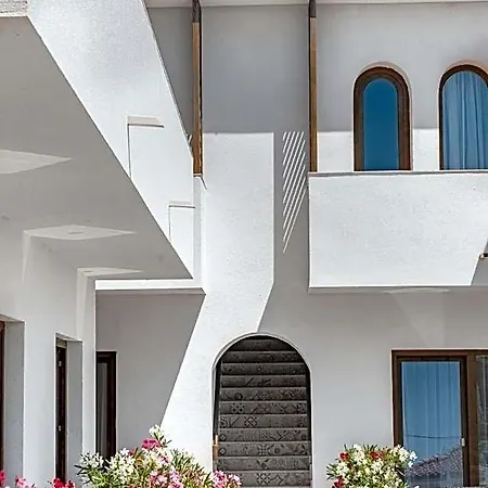 Selora Hotel *